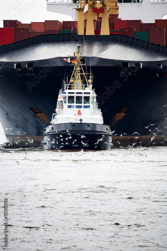 Fotografie tugboat pulling freighter