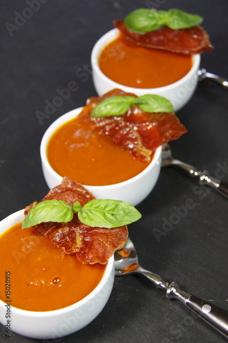 Tomatensuppe mit gebratenem Schinken