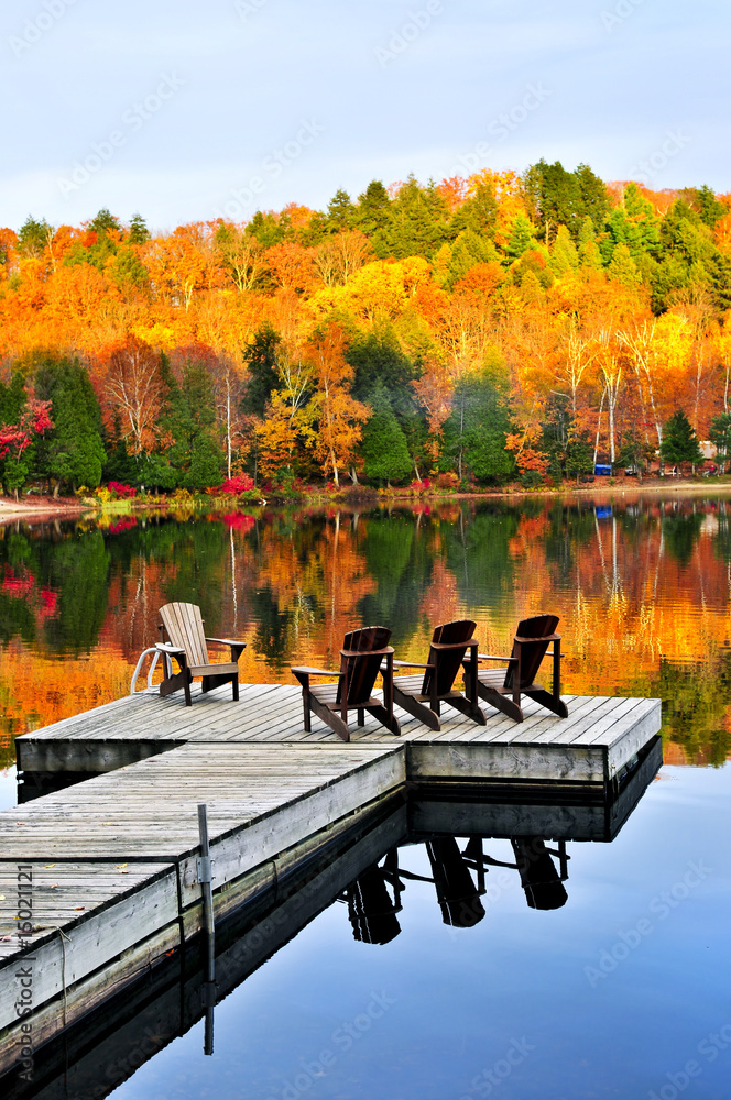 Fototapeta premium Wooden dock on autumn lake