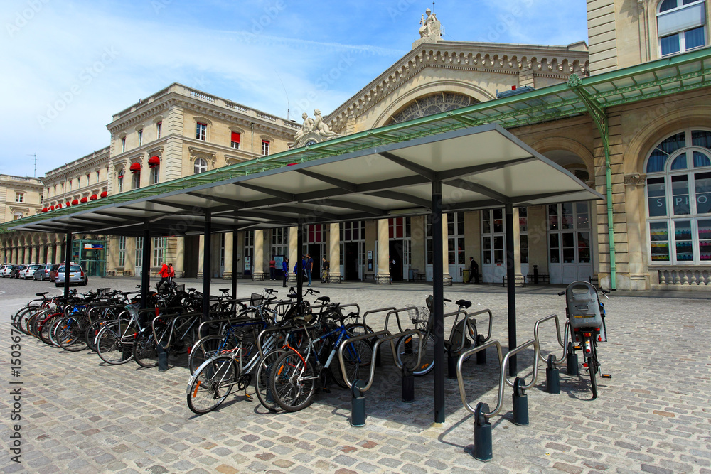 Obraz premium parc de vélos devant la gare