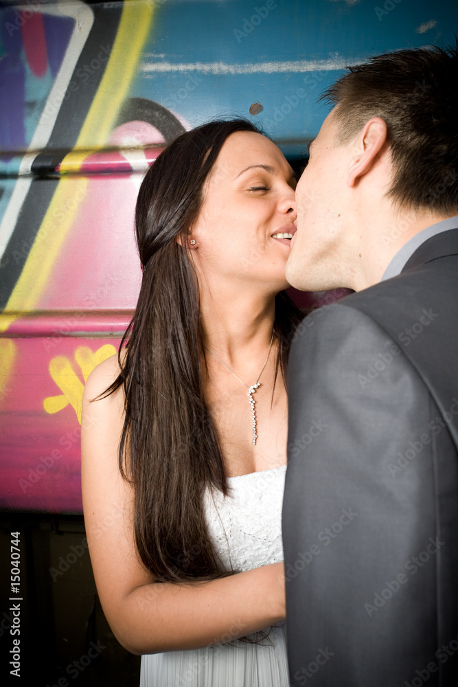 Obraz premium Bride kissing