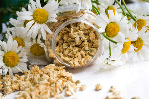Photos palletised tea chamomile and fresh daisywheels