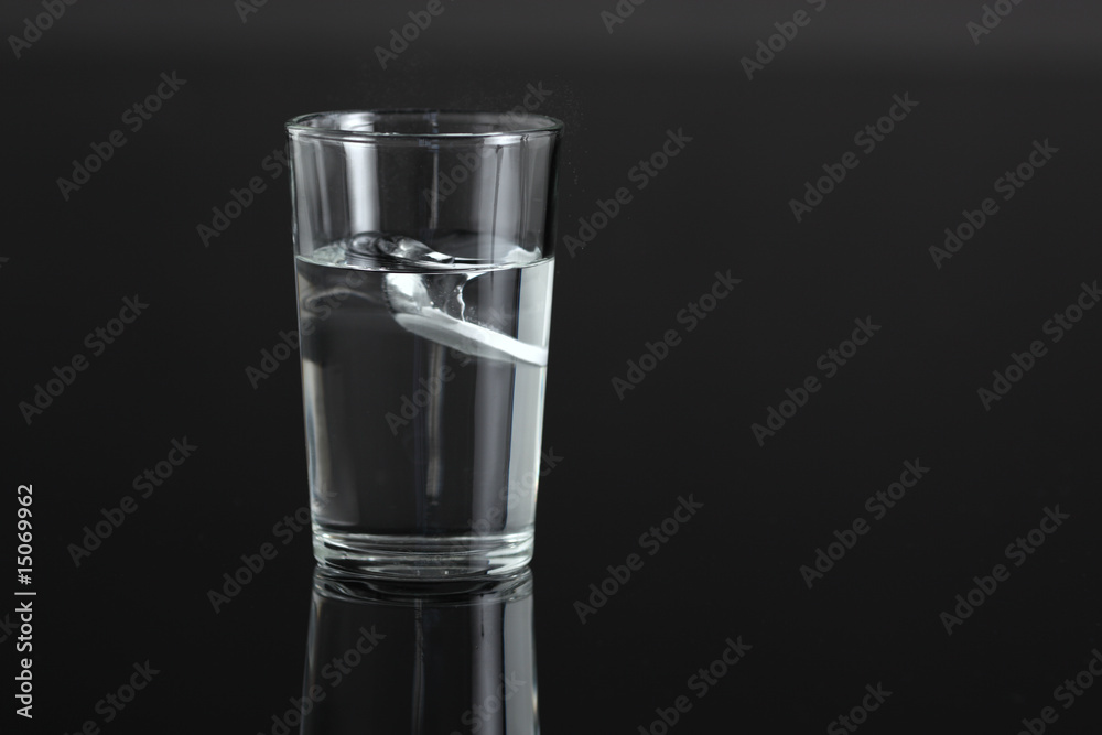 Wasserglas mit Sprudelblasen Wasserglas mit Sprudelblasen