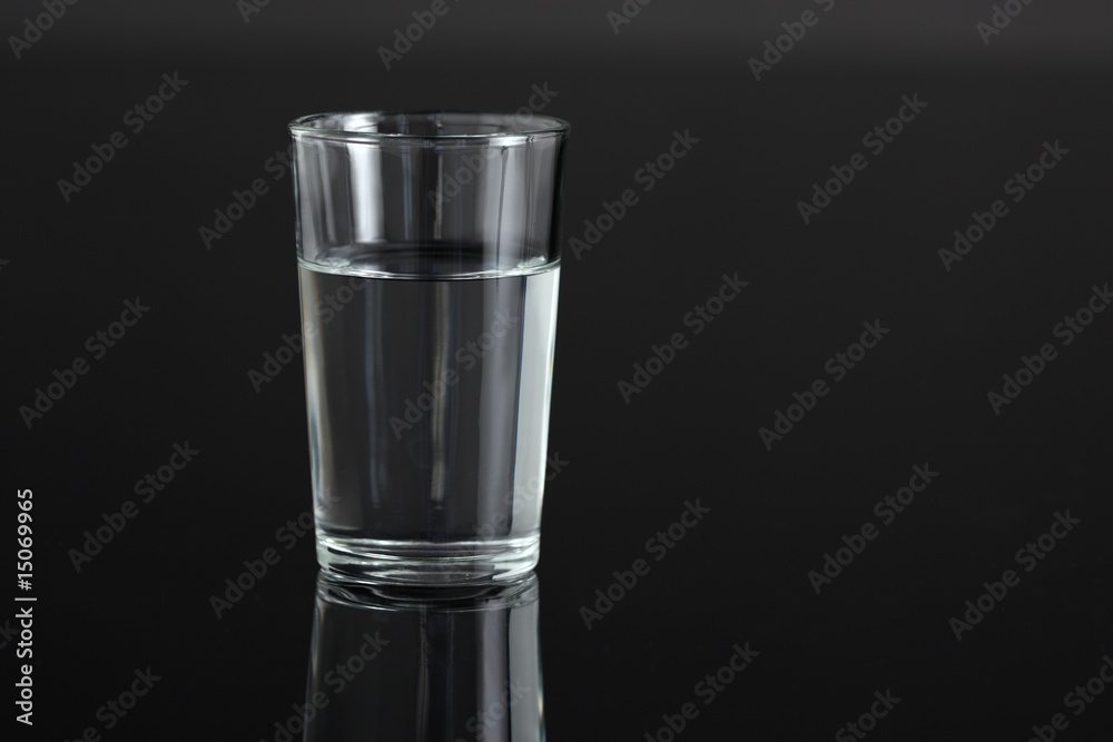 Wasserglas mit Blasen Wasserglas mit Blasen