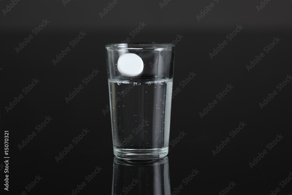 Wasserglas mit Sprudelblasen Wasserglas mit Sprudelblasen