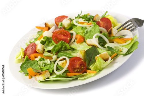 gesunder salat auf teller freigestellt