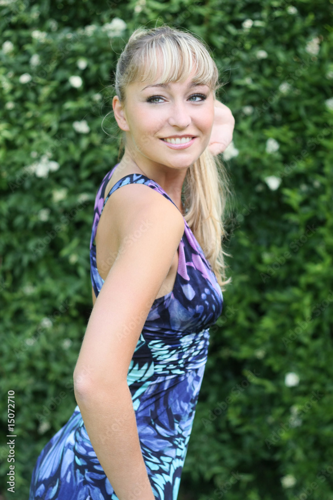 junge blonde frau in einem blauen sommerkleid junge blonde frau in einem blauen sommerkleid