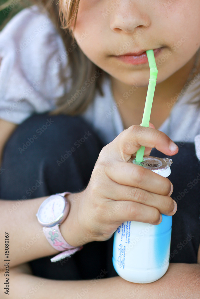gros plan sur le yaourt à boire à la paille Photos | Adobe Stock