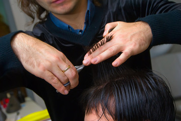 Handdoek met foto Kapsalon Mannelijke kapper aan het werk  © Sergii Shalimov