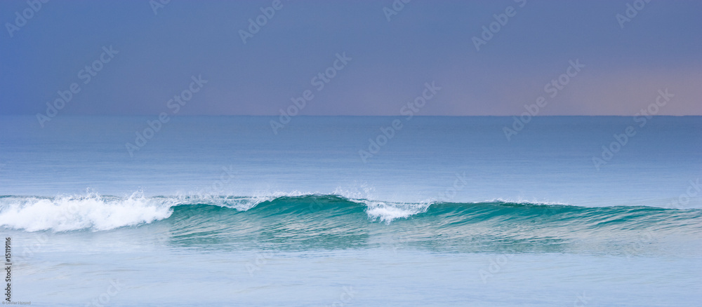 Fototapeta premium Costa Rica - Vague au leve du soleil