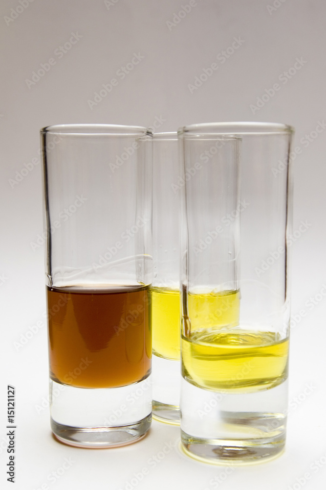 tres vasos con licor tres vasos con licor