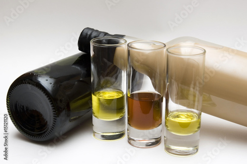 Fotografía botellas de licor  y vasos