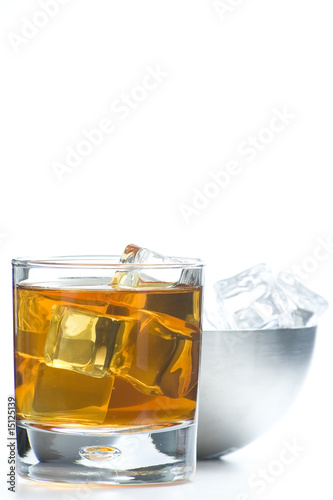 alcoholic beverage whith ice cubes