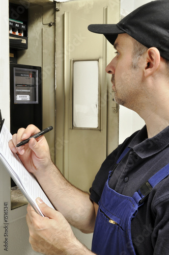 Handwerker bei Drehstromzähler photo