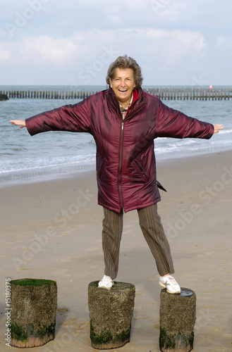 Seniorin albert beim Strandspaziergang photo