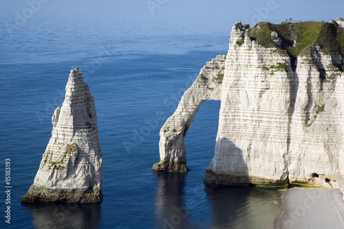 france,normandie,etretat : plage,falaise d'amont photo