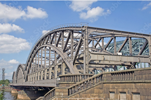 Hamburg: Blick auf die Norderelbbrücke im Freihafen