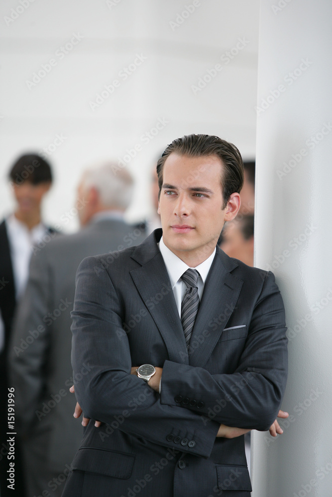 Jeune homme en costume Jeune homme en costume