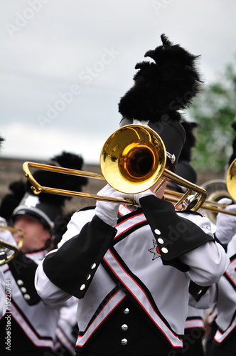 Konstfotografi Marching Band Performer Playing Trombone in Parade