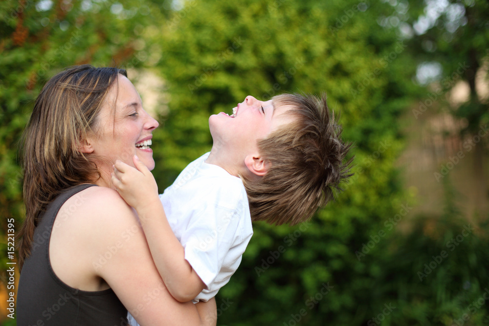 ausgelassener Junge mit Mutter