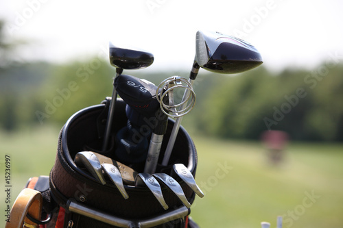 golfschläger im golfbag auf golfplatz