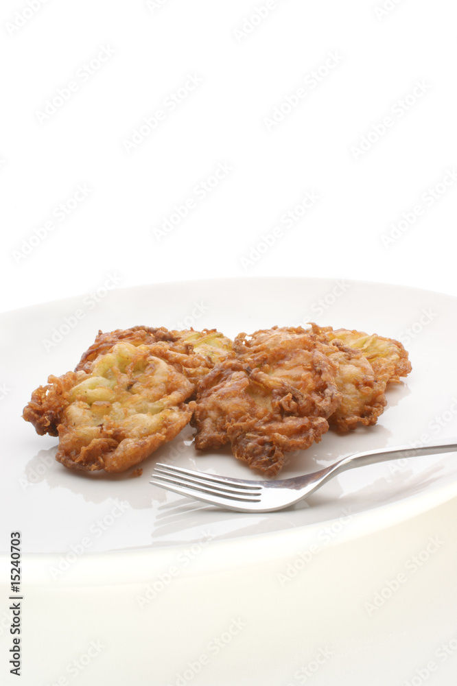 Reibekuchen aus Kürbis hergestellt auf einem weissen Teller Reibekuchen aus Kürbis hergestellt auf einem weissen Teller