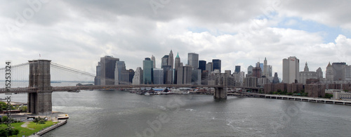 ponte di brooklyn e grattacieli di manhattan © Andrea_Veneziano