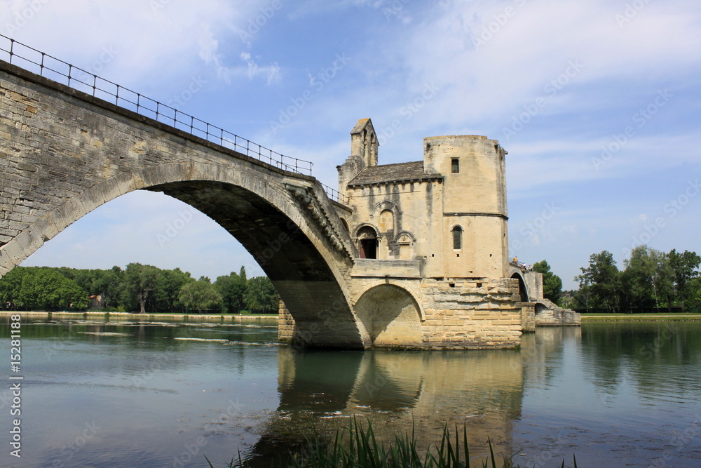 Pont Saint-Bénezet et sa chapelle à Avignon (pont d'Avignon)