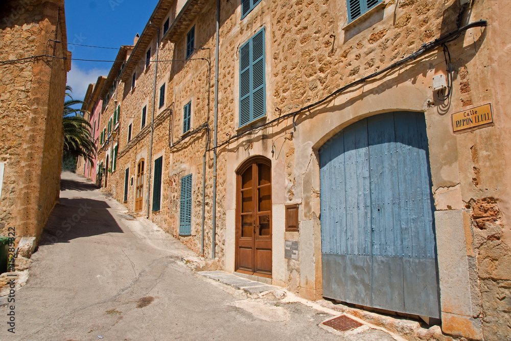 Fototapeta premium Malerische Gasse in Deja
