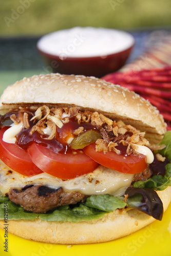 Cheeseburger mit Gurke