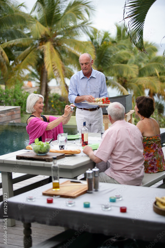 Groupe de seniors s'apprêtant à manger des brochettes