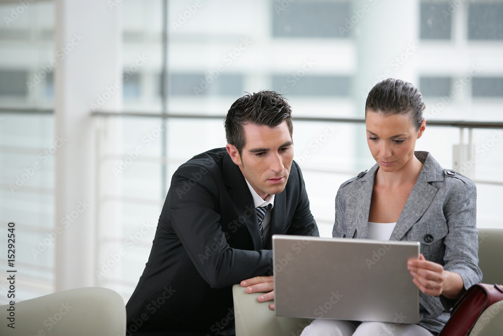 Homme d'affaires et commerciale travaillant sur un ordinateur Homme d'affaires et commerciale travaillant sur un ordinateur