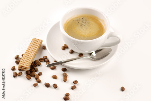 Kaffe mit Keks und Kaffebohnen