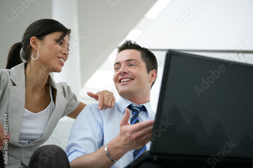 Portrait d'un homme et femme d'affaires souriant se regardant photo