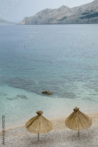 Fototapeta Naklejka Na Ścianę i Meble -  ombrelloni di paglia sulla spiaggia