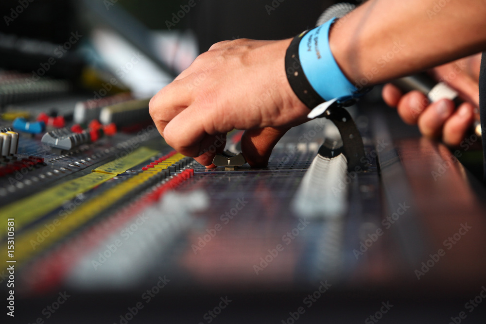 console son concert mixage ingénieur piste balance musique régla console son concert mixage ingénieur piste balance musique régla