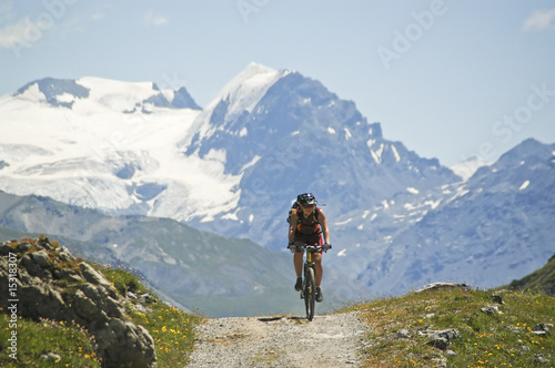 Mountainbikerin am Passo Alpisella