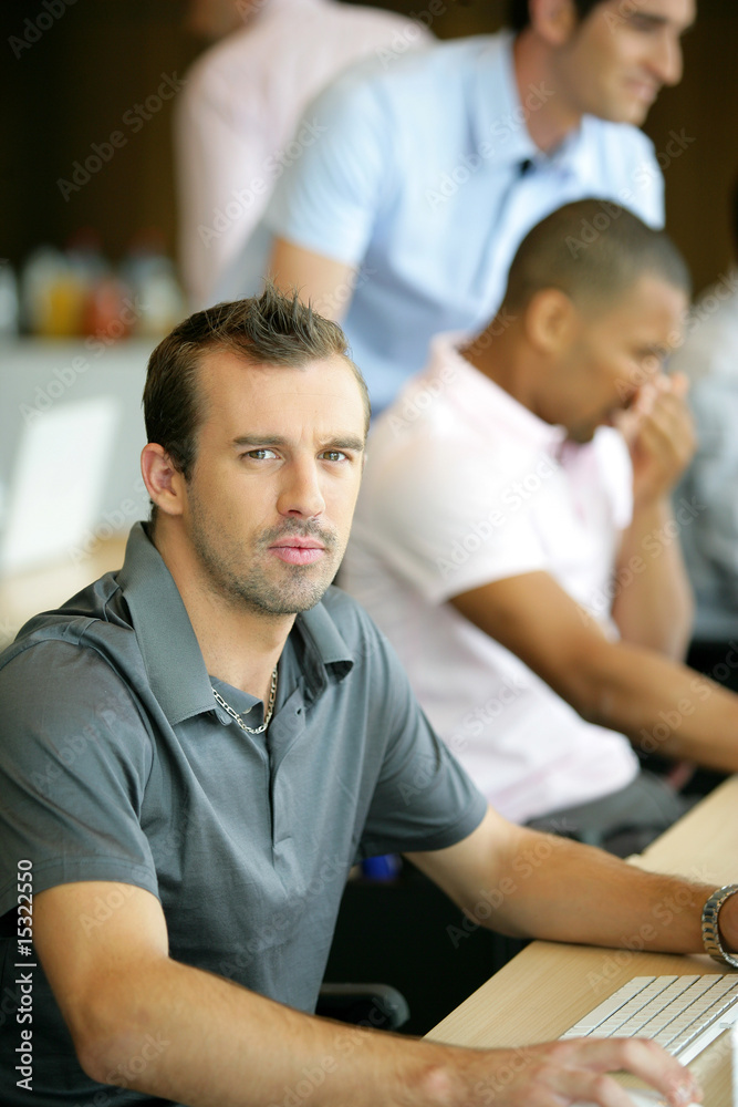 Portrait d'un homme au bureau devant un ordinateur Portrait d'un homme au bureau devant un ordinateur