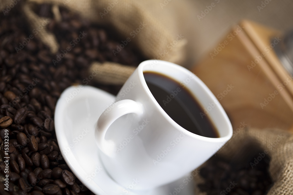 Obraz premium Coffee beans in canvas sack