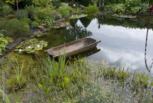 Schwimmteich mit Kahn photo