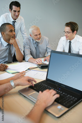Groupe de jeunes adultes en formation commerciale