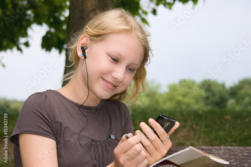 girl with mobilephone