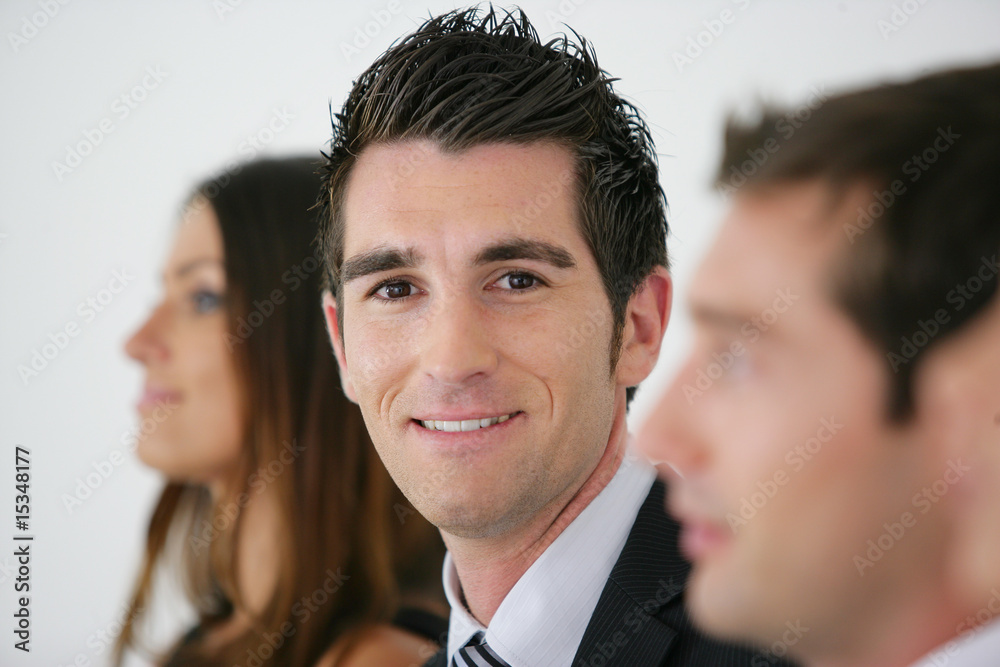 Portrait d'un cadre commercial souriant en costume Portrait d'un cadre commercial souriant en costume