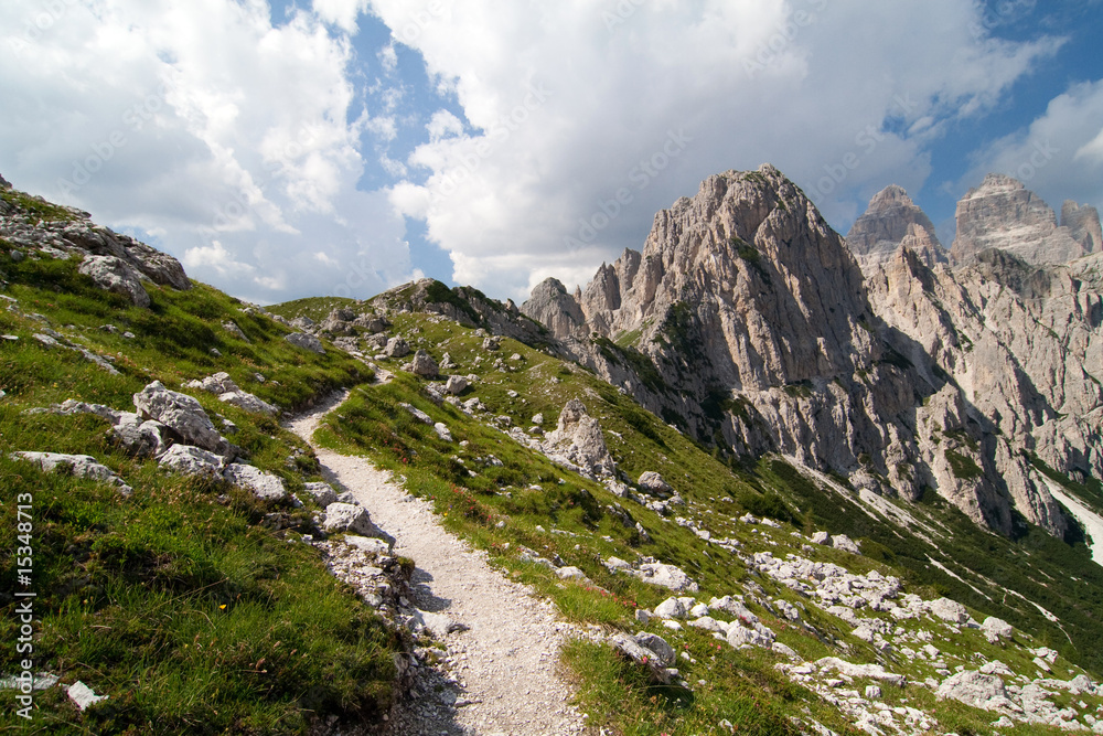 Fototapeta premium Wanderweg in den südtiroler Alpen