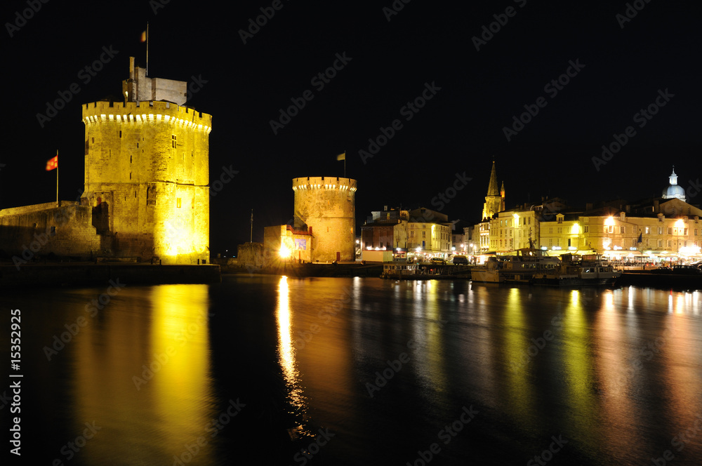 Les tours de La Rochelle by night