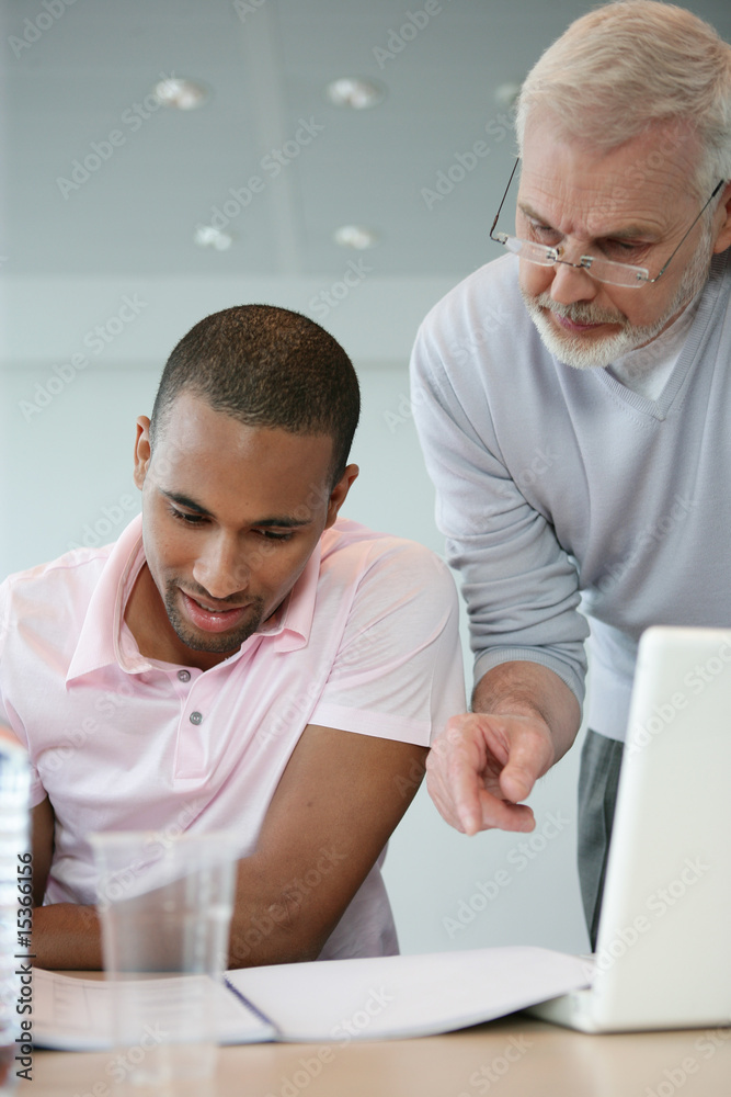 Obraz premium Formateur et stagiaire étudiant un document