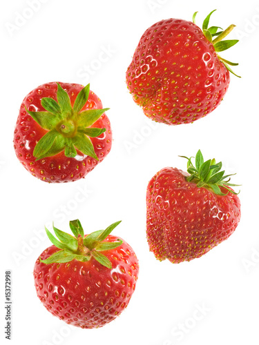 Fototapeta Naklejka Na Ścianę i Meble -  Vier fallende isolierte Erdbeeren