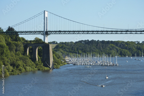 Port de la Roche Bernard sous le pont suspendu