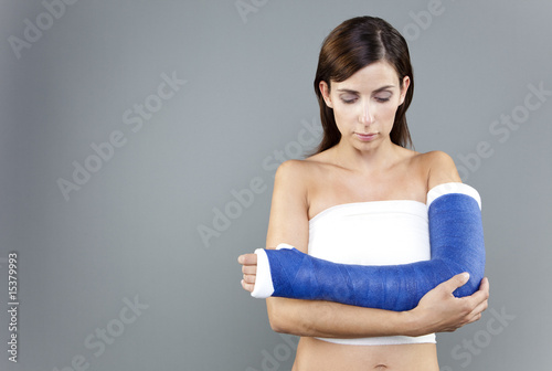 Frau mit gebrochenem Arm photo