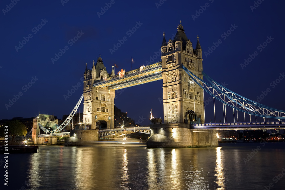 Obraz premium Tower Bridge from the North Bank at dusk, London, UK